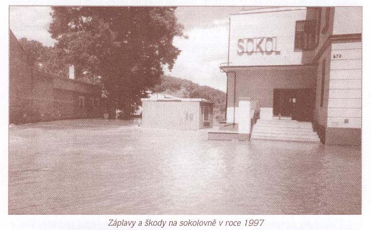 Záplavy a škody na sokolovně v roce 1997